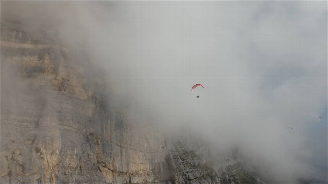 Un vol magique devant les falaises de la dent
