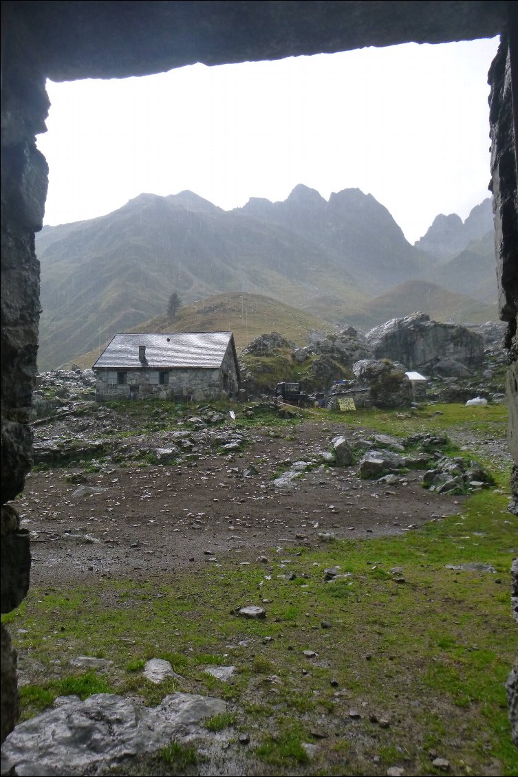 A l'abri dans l"une des cabanes d'Ansabère