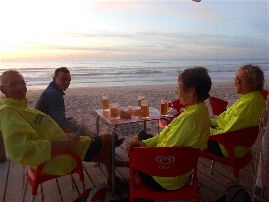 Pause avec Charlie au bord de l'océan, à Pedrogao