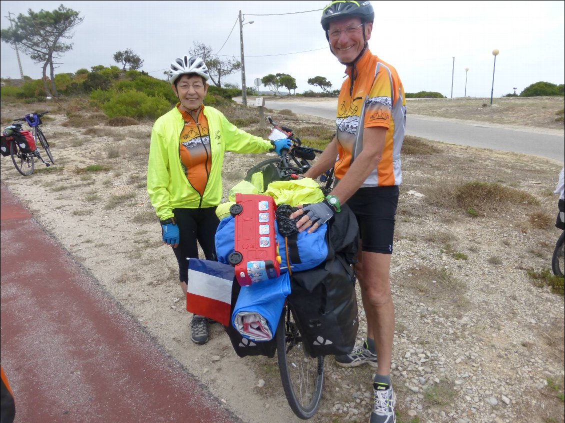 Pause au bord de la piste cyclable. Le vélo de Pedro est de plus en plus décoré...