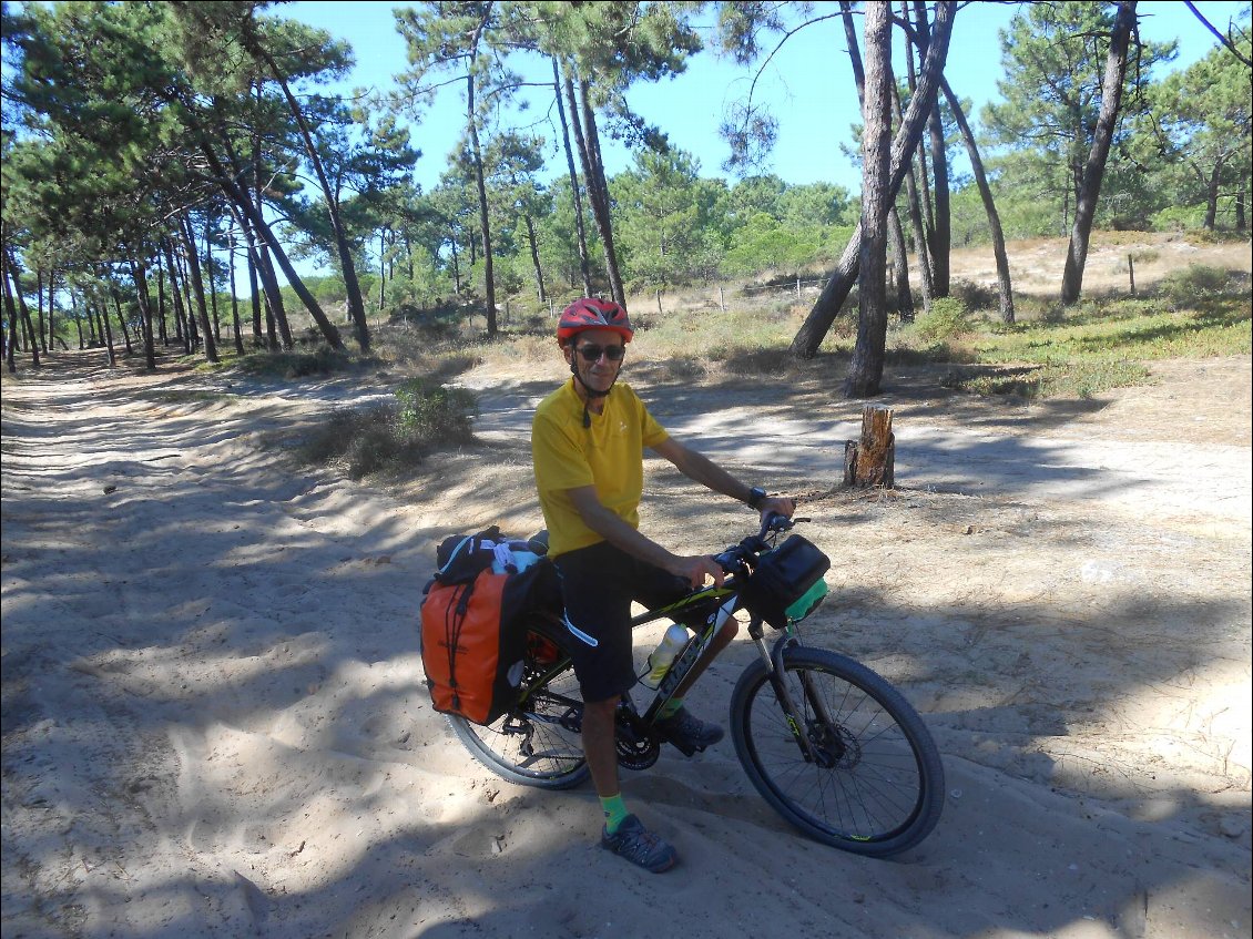 Paulo apprécie son VTT sur les chemins sableux