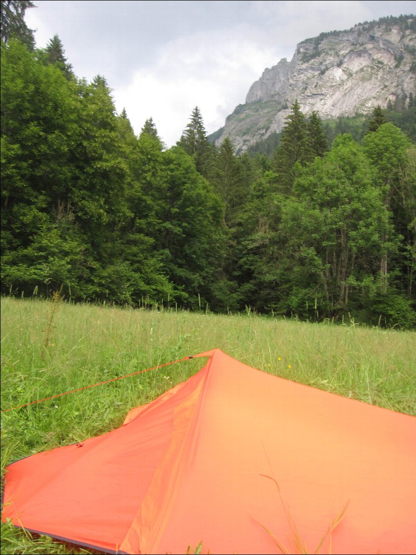 Petit bivouac aux Allamands, sous la dalle du Tuet.