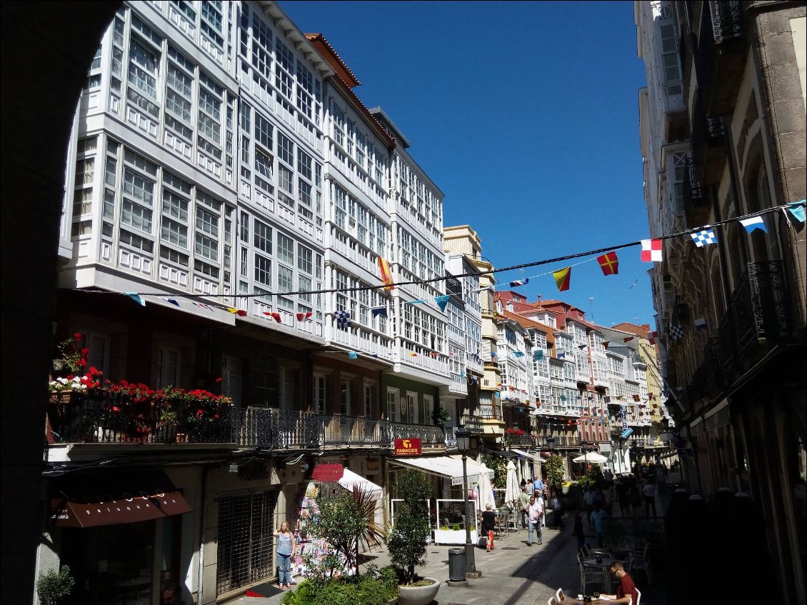 La Corogne. Les maisons ont des balcons vitrés, sans doute à cause du climat très très très océanique!