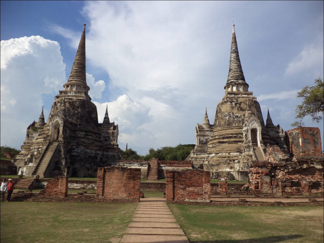 Premiers pas en Thaïlande et premiers temples.
Quelques heures de visites, de repos et d’acclimatation.