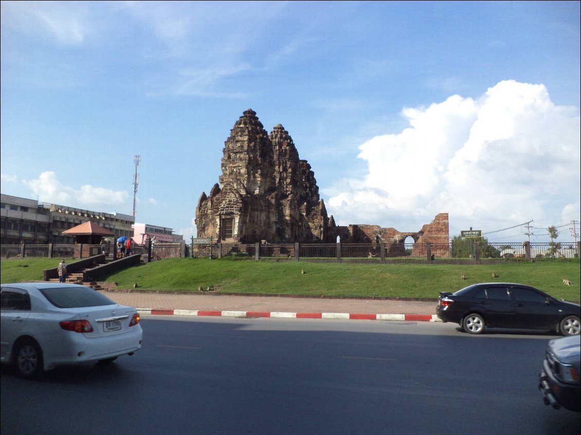 Lopburi, ville où les singes se promènent en liberté, il y en a partout, sur les routes, sur les temples, sur les fils électriques, des fois même un peu agressifs