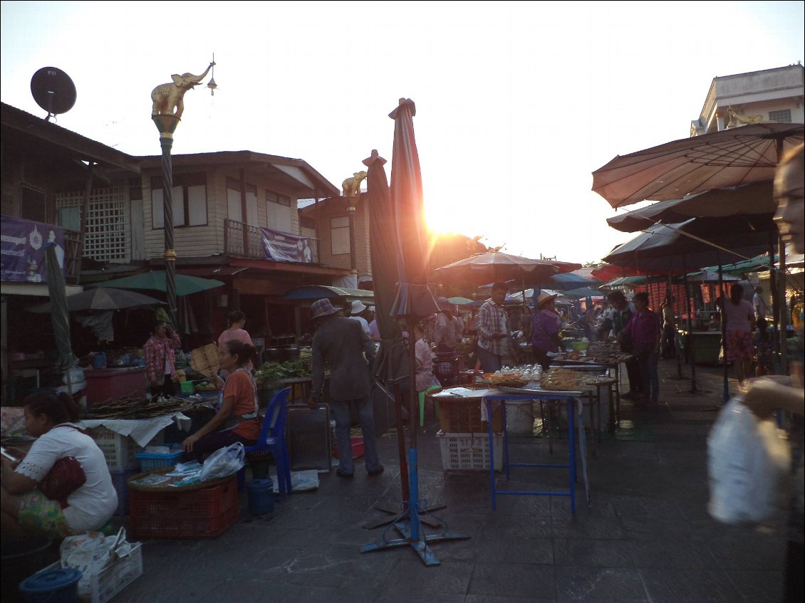 Beaucoup de marchés dans les villes, la nourriture parait abondance dans ces petites villes, fruits, légumes, viandes, épices, ...
