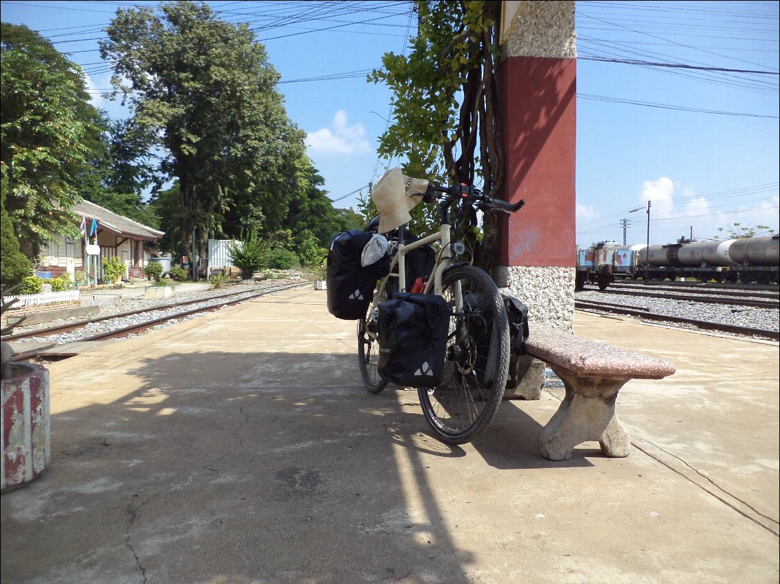 La gare de Thap Krit je crois. Petite gare au milieu du pays avec des gens vraiment accueillant (ils m'offrent des bouteilles d'eau) et qui m'aideront à prendre le train et à charger le vélo.