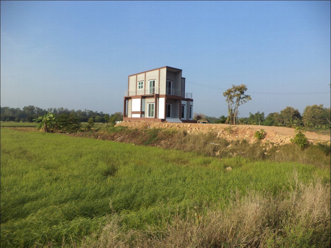 maison d'architecture au milieu des rizières, étrange, c'est la seule maison de ce type que j'ai vu.