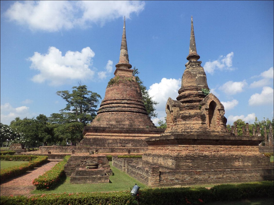 Les temples de sokhutai, le vieux centre de la ville est classé à l'unesco, beau mais beaucoup de touriste.La région est assez touristique mais je ne me rend pas forcement compte sur mes petites routes de campagne, le tourisme de masse de certains endroit me surprendra.