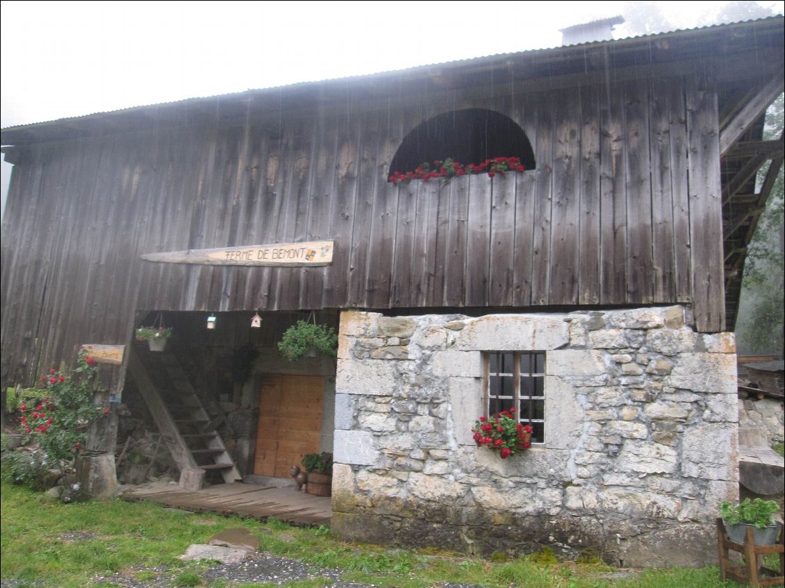 La ferme de Bémont, dommage que ce soit fermé, ça a l'air super accueillant.