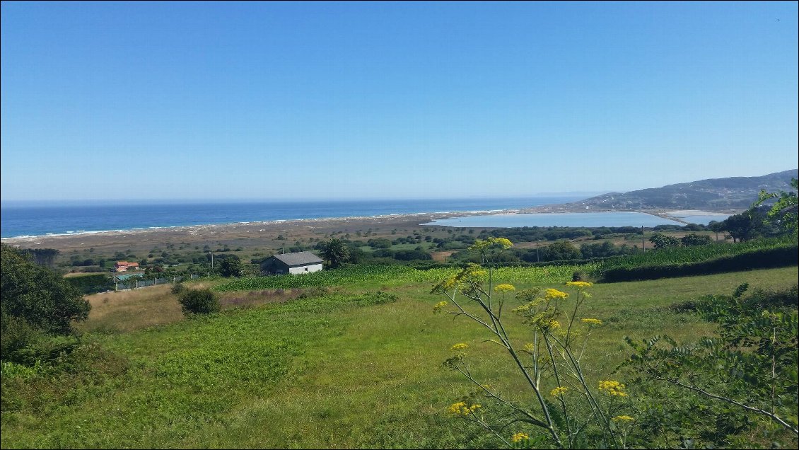 Le beau bivouac d'hier est tout au fond, entre mer et lagune