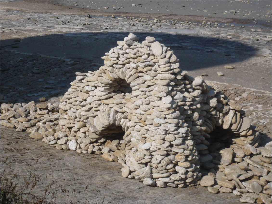sculpture en pierre sèche, hommage aux nasses de poissons