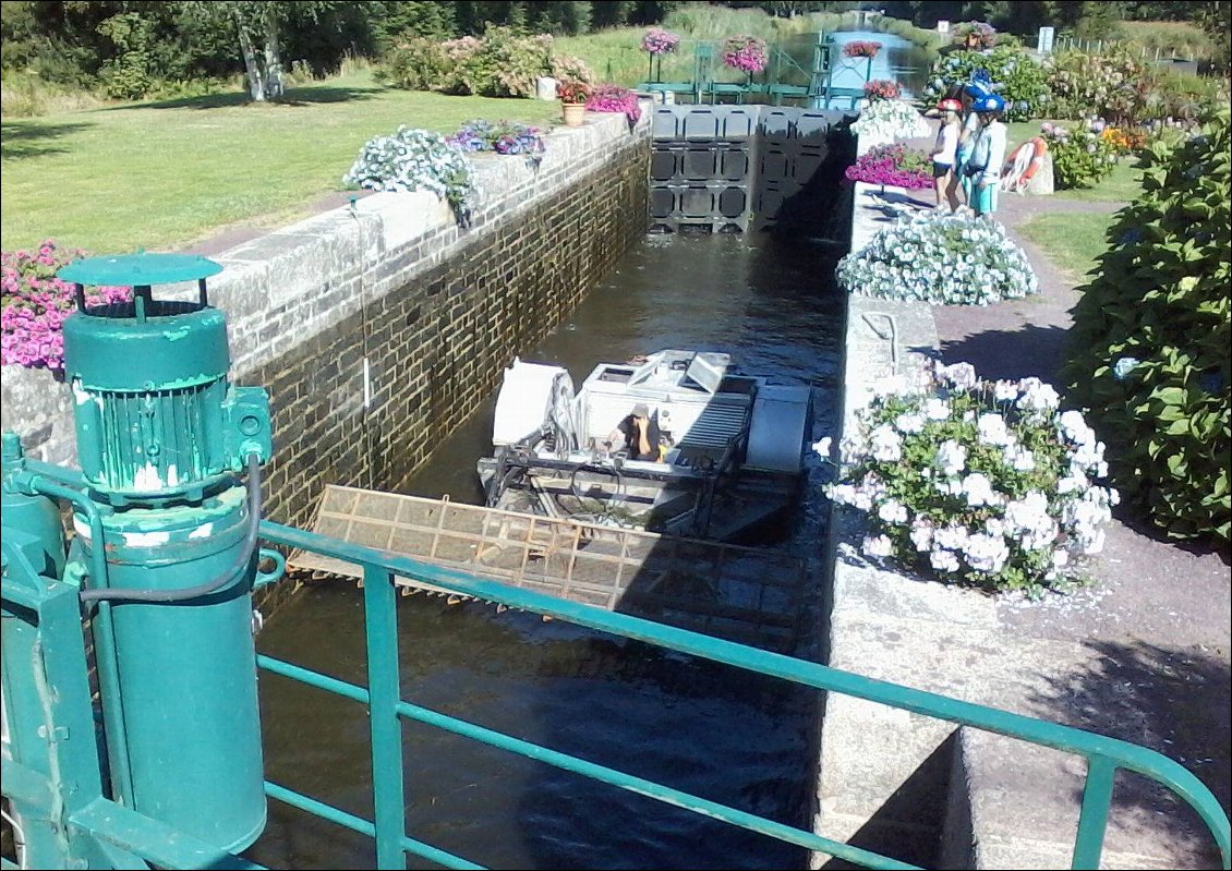 Le bateau qui peigne le canal Pour ôter les plantes indésirables