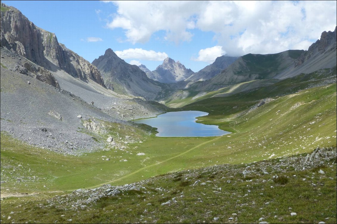 Le lac de l'Orennaye. Au fond La Tête de Viraysse