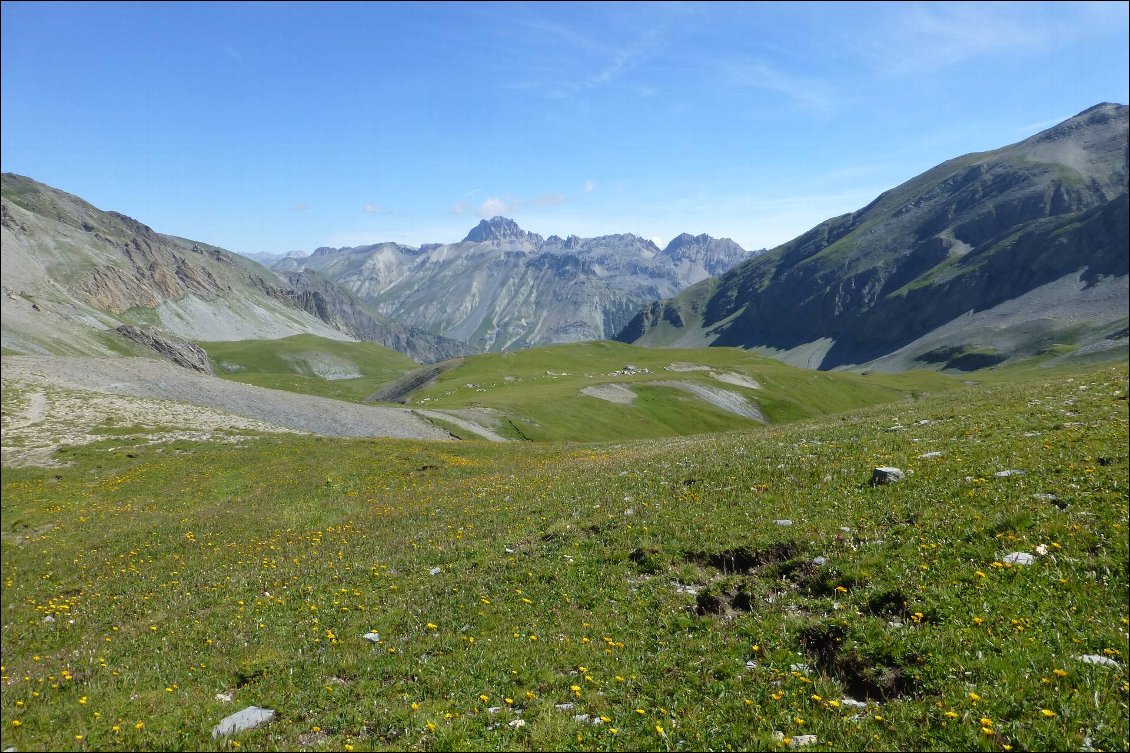 joli vallon de Pouriac avec, au fond, la Tête de Moïse