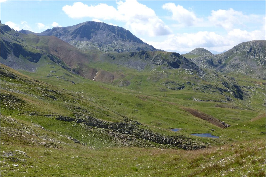 Du Col de Pouriac avec vue sur la tête des Mourres. Pas de sentier :  je traverse à vue sur les lacs de Morgon