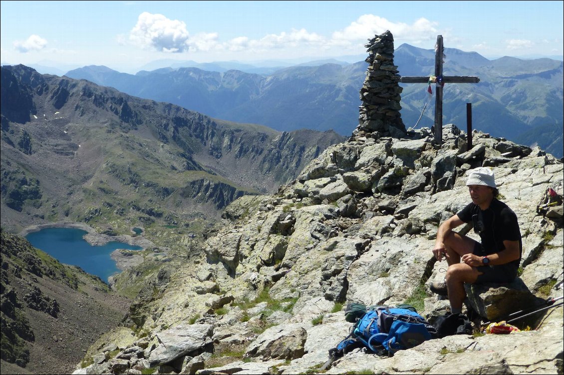 Casse croûte au  mont Ténibre (3031) avec le lac de Rabuons en dessous