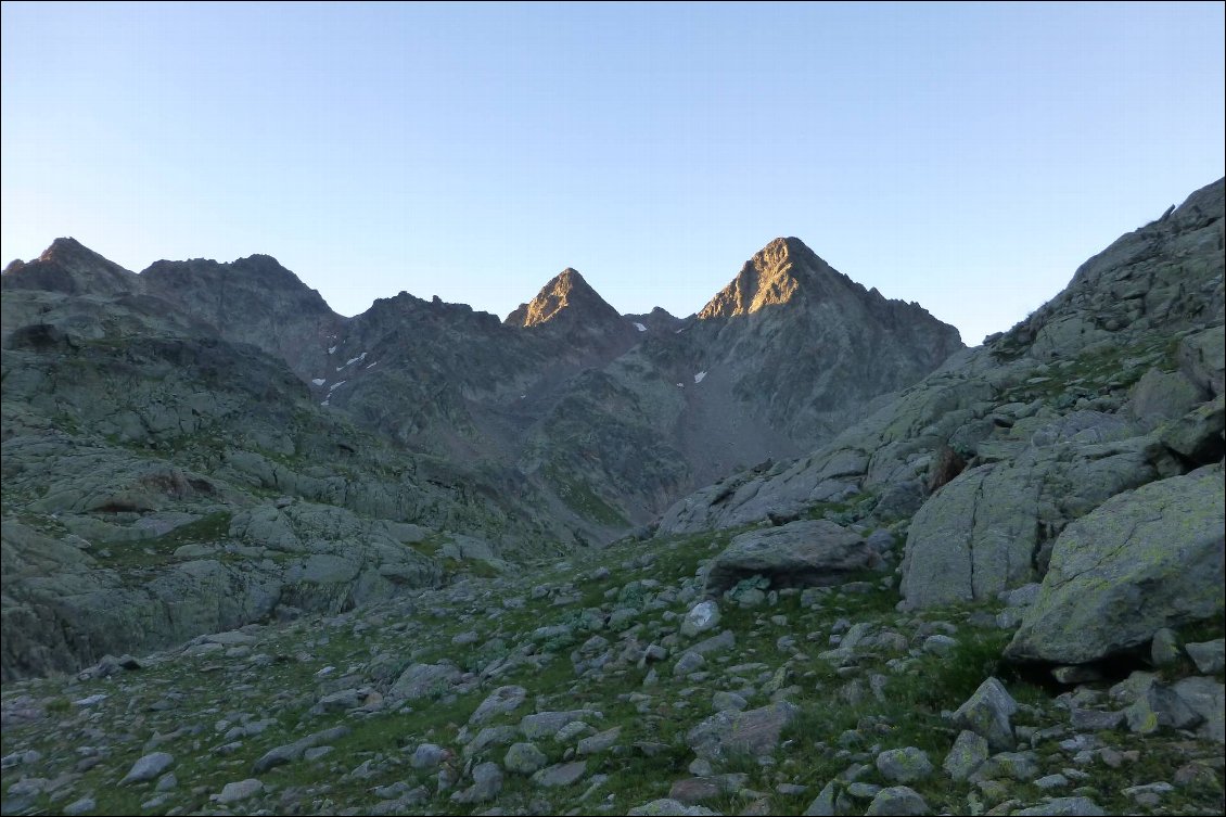 Lever de soleil sur le pas pic de Corborant à gauche (le pic de gauche est plus haut que le pic de droite)