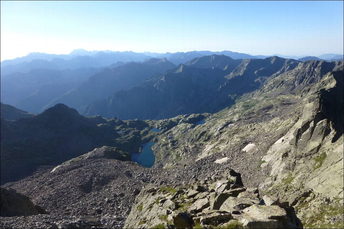 Magnifique vue sur les Alpes du Sud, lacs Lausfer en dessous