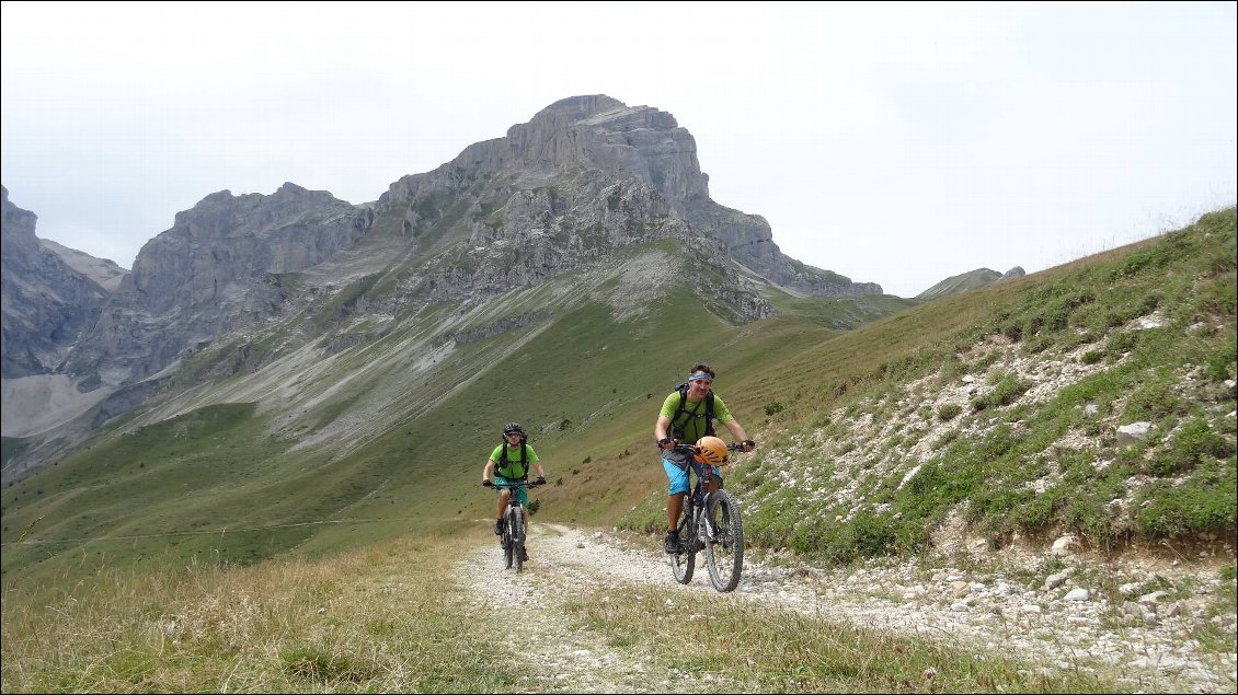 La piste est bien agréable pour remonter au col des Faïsses