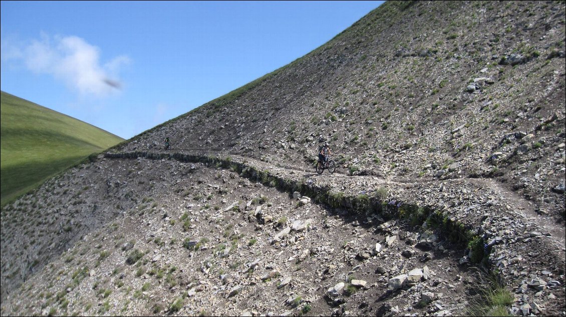 La descente est magique : un single roulant dans un décor grandiose.