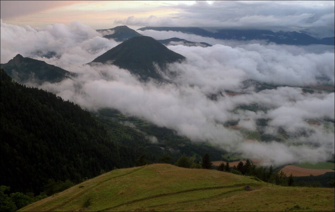 Mer de nuage dans les dernières lueurs de la journée, après l'épisode pluvieux de l'après-midi.