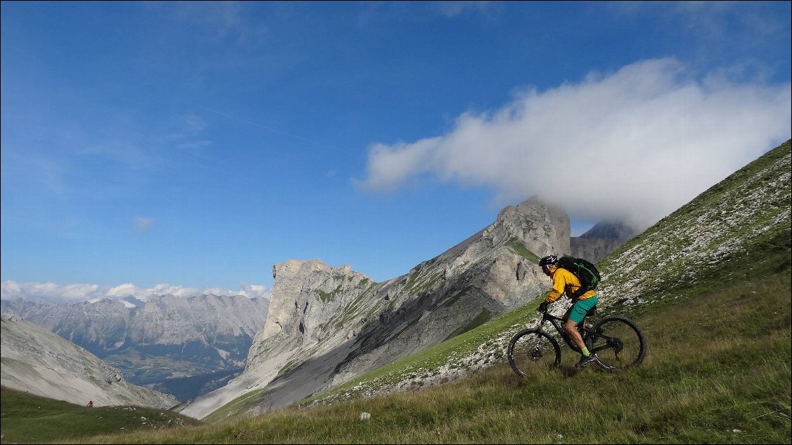 La descente dans le vallon qui s'en suit est majeure, un pur régal !