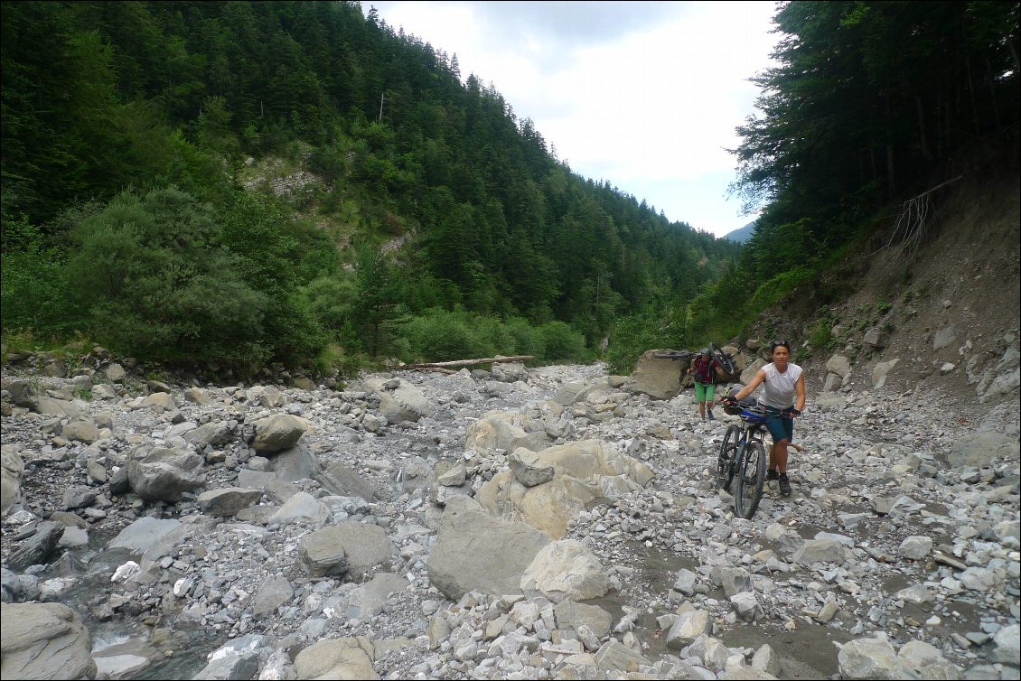 Une traversée de lit de rivière peu roulante dans la montée vers le col de Georges.