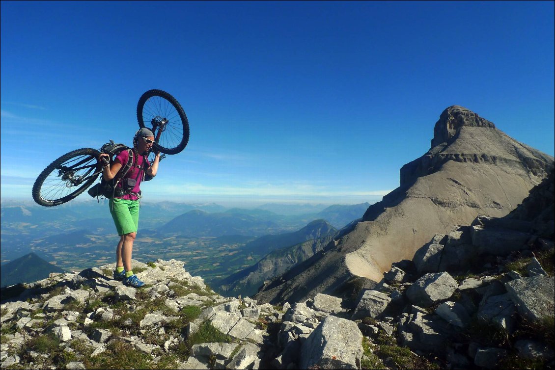 Et vue sur l'imposant Grand Ferrand voisin, 2e plus haut sommet du Dévoluy. Un mastondonte minéral qu'il est agréable de côtoyer sur nos VTT !