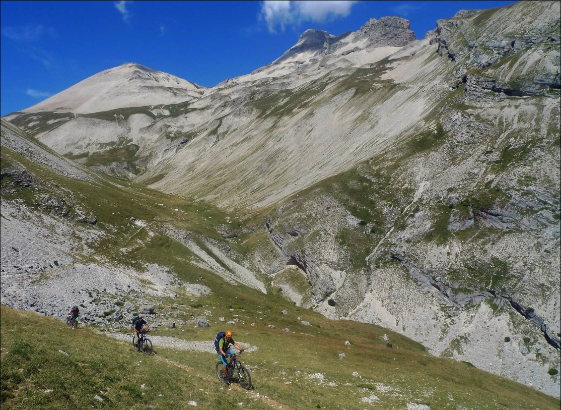 Courte remontée pour rejoindre la cabane du chourum Clot : en arrière-plan, on voit la tête de Vallon Pierra à gauche et le Grand Ferrand à droite.