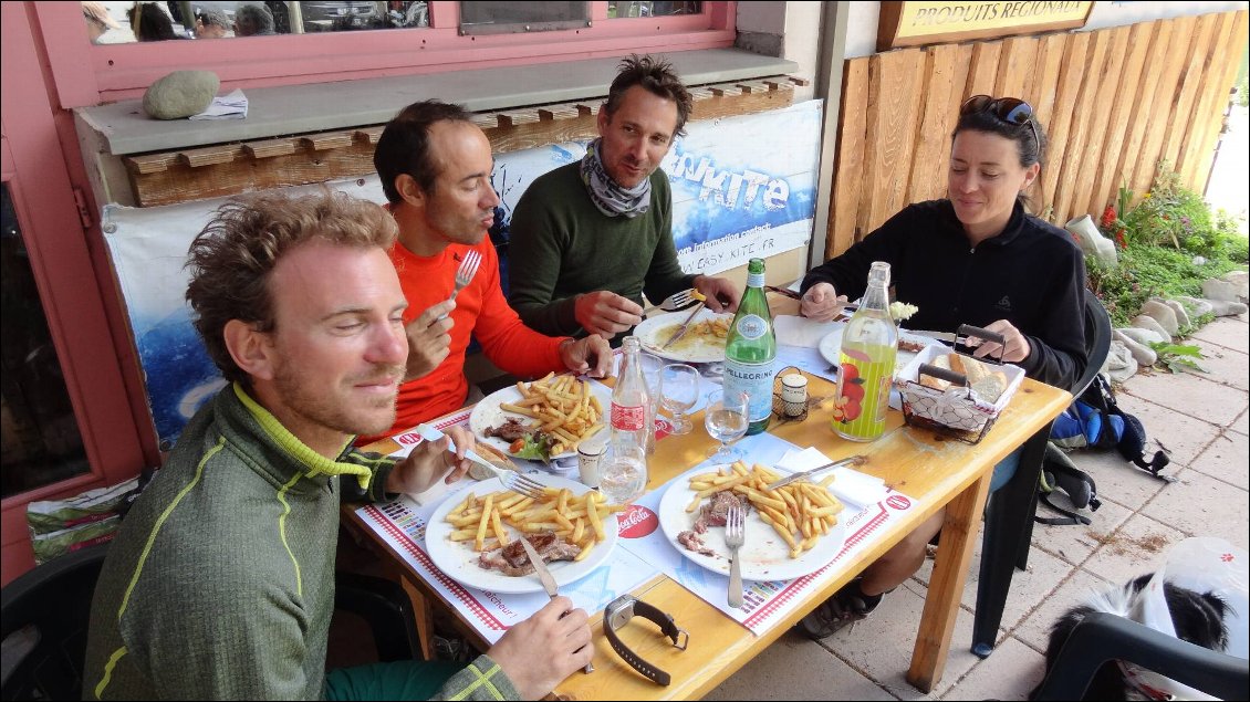 Un repas bien mérité pour dire "au revoir" à notre ami Hervé qui doit retourner au taff !