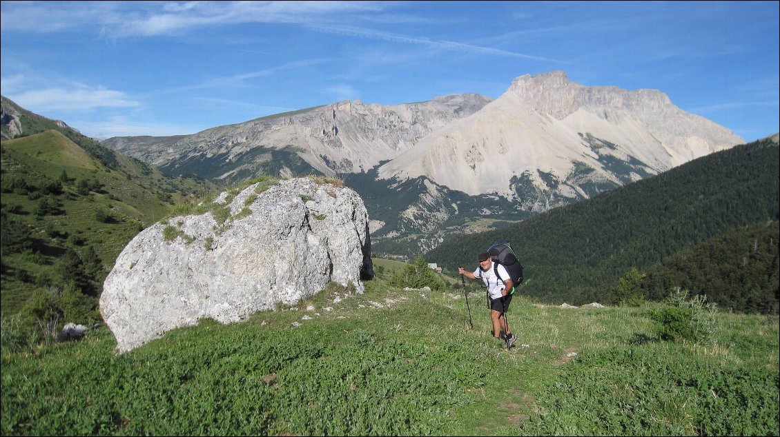 On retrouve Yves, un ami parapentiste, avec qui on bivouaquera le soir.