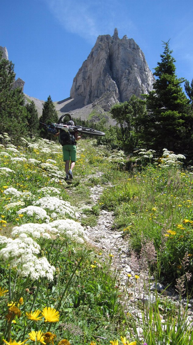 À la fin de la piste, il reste 500m de dénivelé de portage.