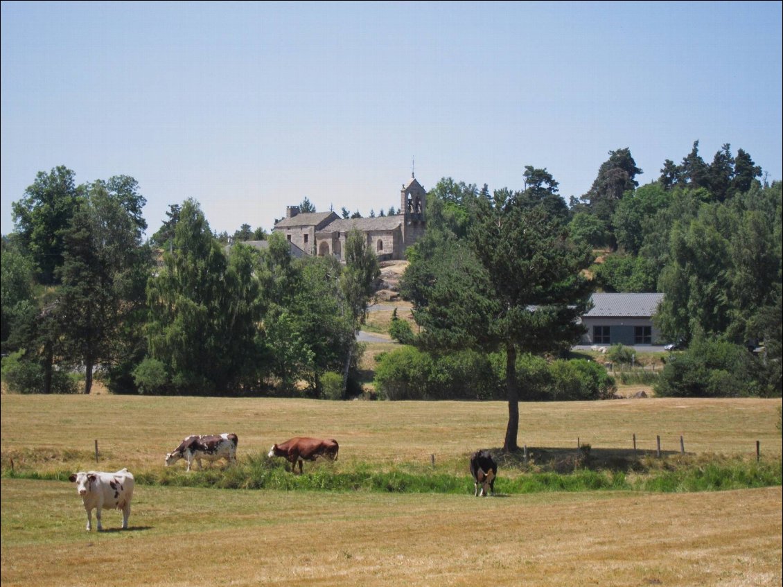 Hameau et jolie église romane de Chastanier