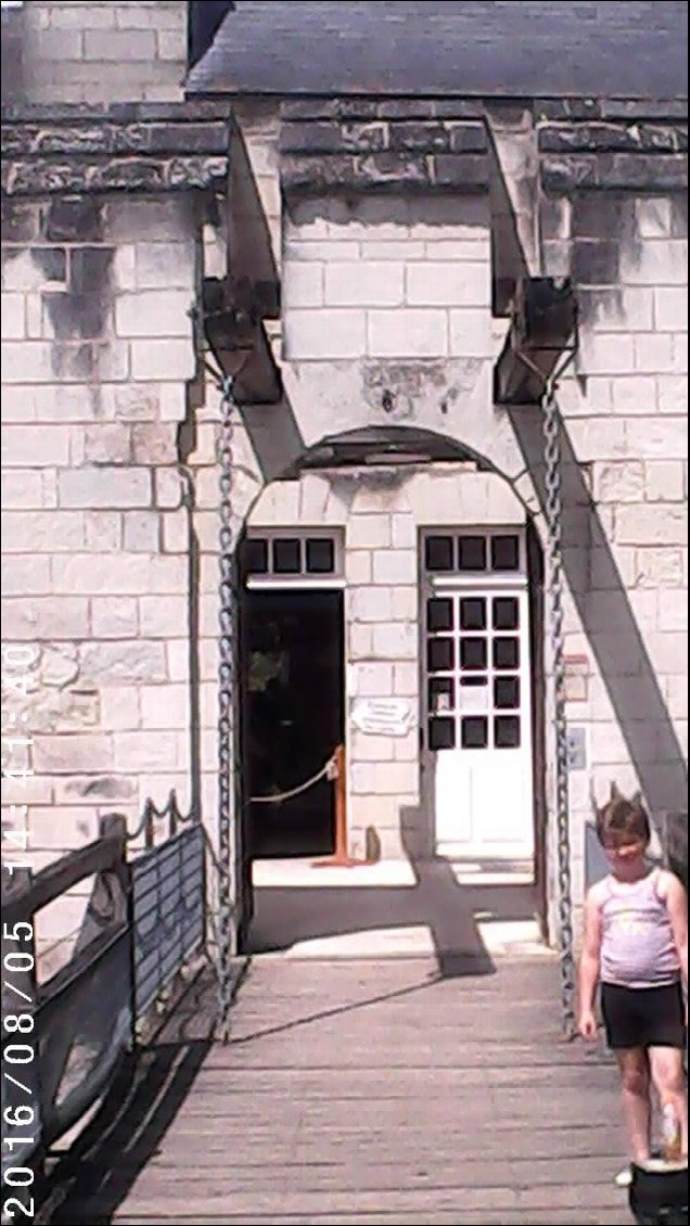 Devant le pont levis du Château de Saumur.