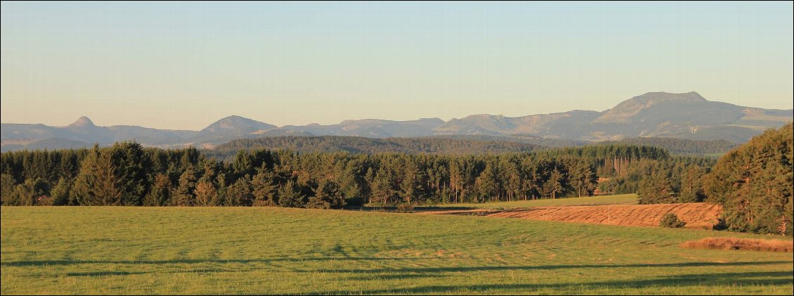 Plateau du Mézenc (de gauche à droite : le Gerbier-de-Jonc, le suc de Sara et le Mézenc)