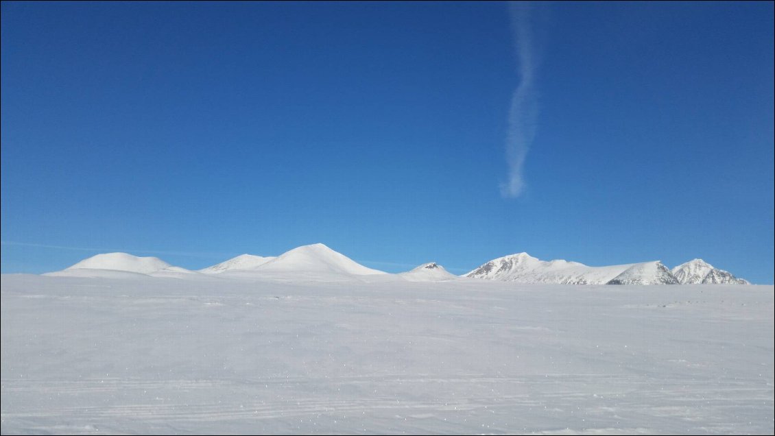 Je me souviens d'un plateau désert de haute montagne, où la froide majesté des pierres me rendait heureux. Vers les sommets nimbés de lumière s'élevait mon âme et je sentais battre dans mes veines le rythme éternel des battements de mon coeur