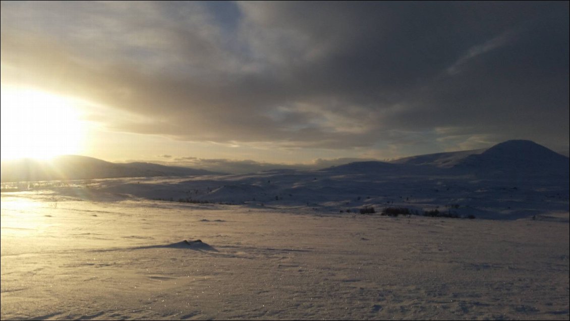 Un soleil ivre de rage tourne dans le ciel et dévore le paysage de terre et de sel