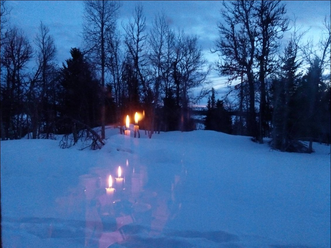 Le plus bel hiver de nos vies
Le bois dans le feu, le feu aux joues
Libres de vivre au ralenti
Remis à demain les rendez-vous
Rien que du blanc par la fenêtre
Sous les draps brûle un volcan
Deux nouveau-nés
Dans la tempête
Entrelacés comme des amants