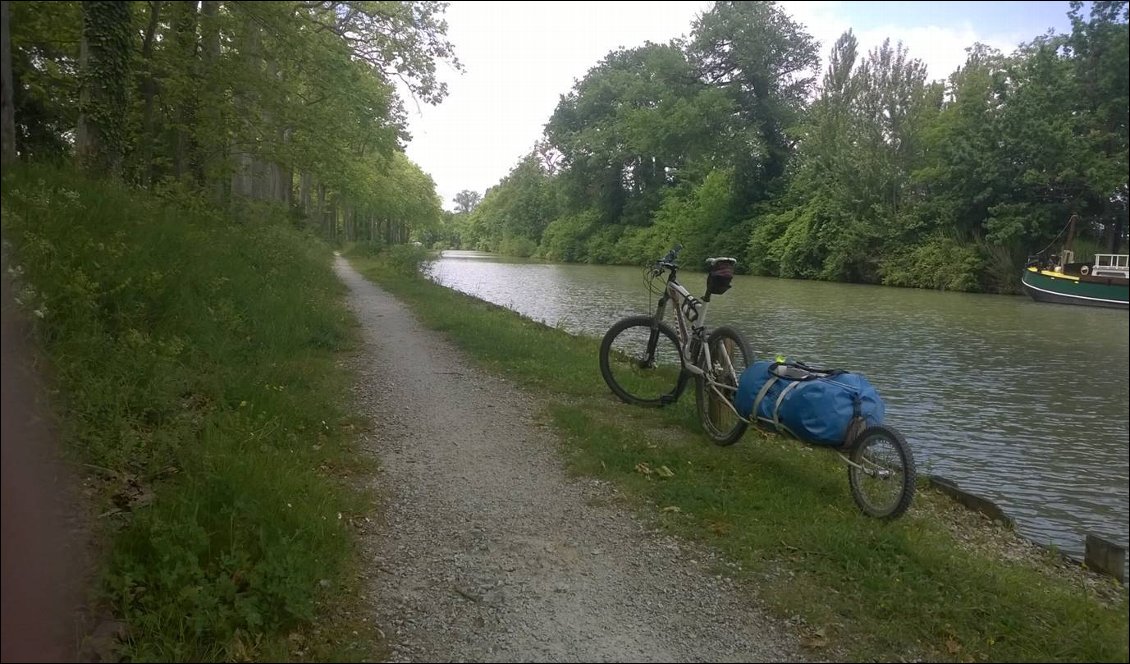 Au bord du canal du midi avec ma remorque Beez...