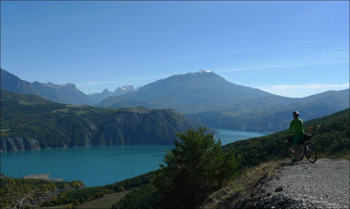 La descente du col Lebraut propose quelques balcons dominant le lac. Ca incite à descendre plutôt doucement :-)