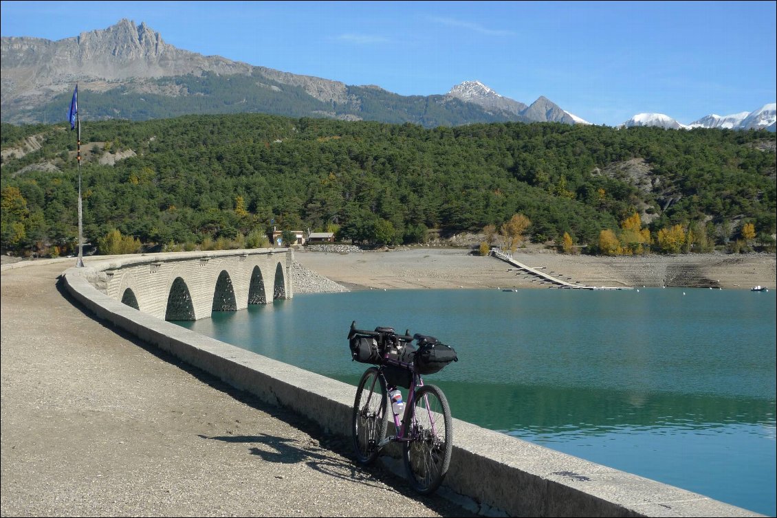 Toujours sur le viaduc, on aperçoit les aiguilles de Chabrières en arrière-plan (à gauche) et les premiers sommets enneigés.