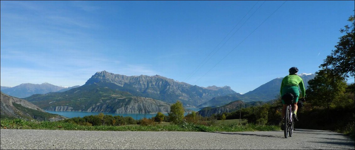 Un petit crochet par le village de Rousset, pause pique-nique avec vue sur le Morgon.