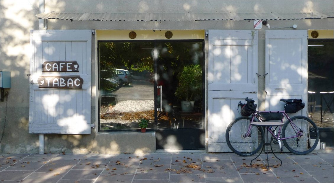 Un café inespéré à Vaumeilh, d'autant plus agréable après une descente à l'ombre matinale !