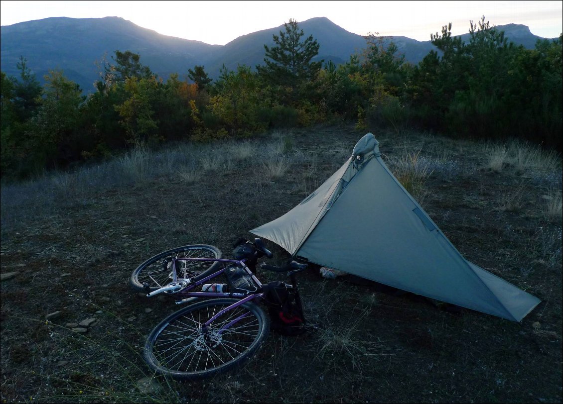 Le bivouac au réveil.