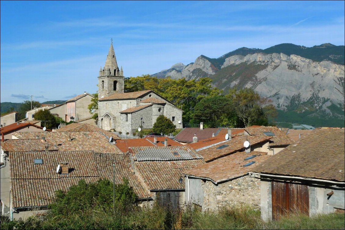 Le village de Claret, juste avant d'atteindre la vallée de la Durance.
