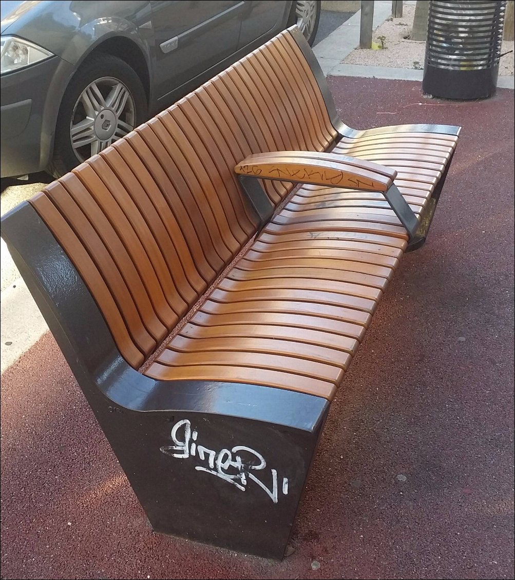 Tiens en parlant d’archaïsmes brutaux, les bancs anti-sdf n’en sont-ils pas ? On peut voir en effet dans certaines villes que l’on ne citera pas, des bancs auxquels on a ajouté des barres transversales afin d’empêcher les sans-abri d’y dormir. Le peu de chose qui leur reste leur est retiré par des municipalités inhumaines… Comment peut-on concevoir ce genre de chose ? À méditer avant de répondre à la question : voulons-nous une société du partage, plus juste et plus humaine, où chacun a sa place et sa dignité ?