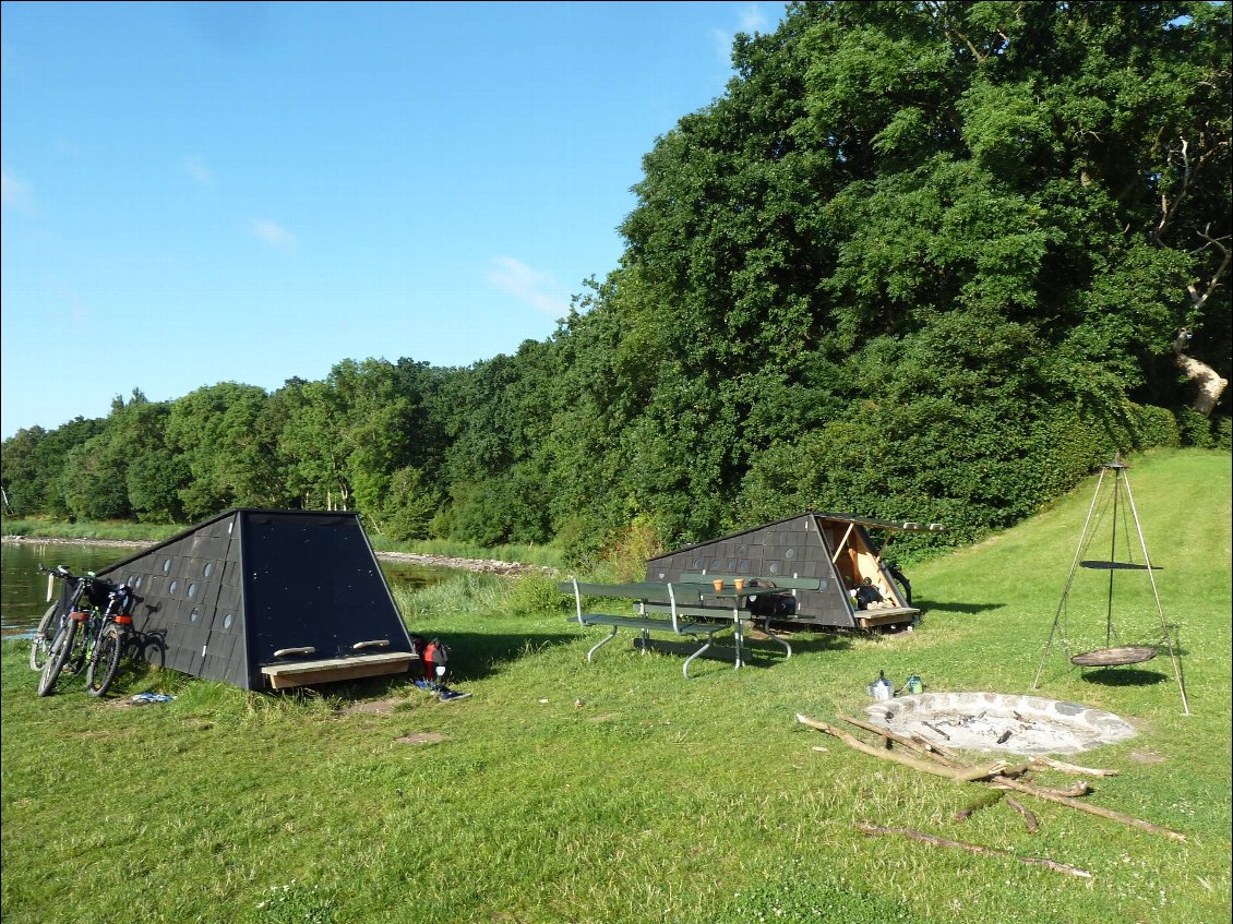 Shelters dans une grande propriété près de Hegnet. Wc, salle de toilette, eau, cerises à disposition!