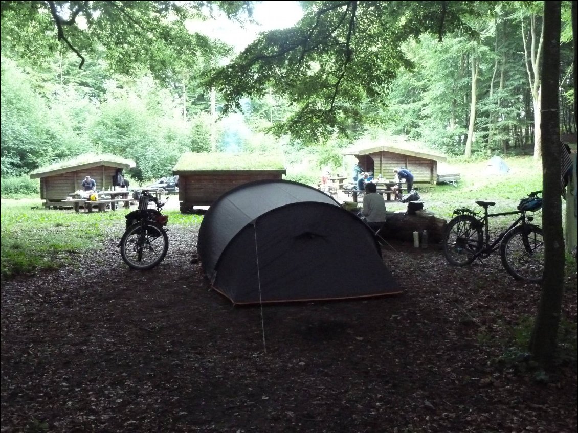 Le weekend ce shelter est envahi par des familles... Nous déplions la tente.