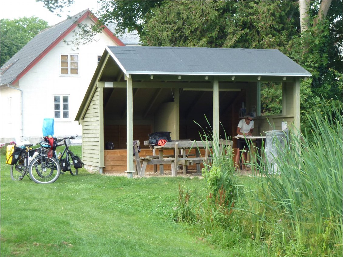 Le grand luxe pour ce shelter au bord d'un étang à Hotlug!